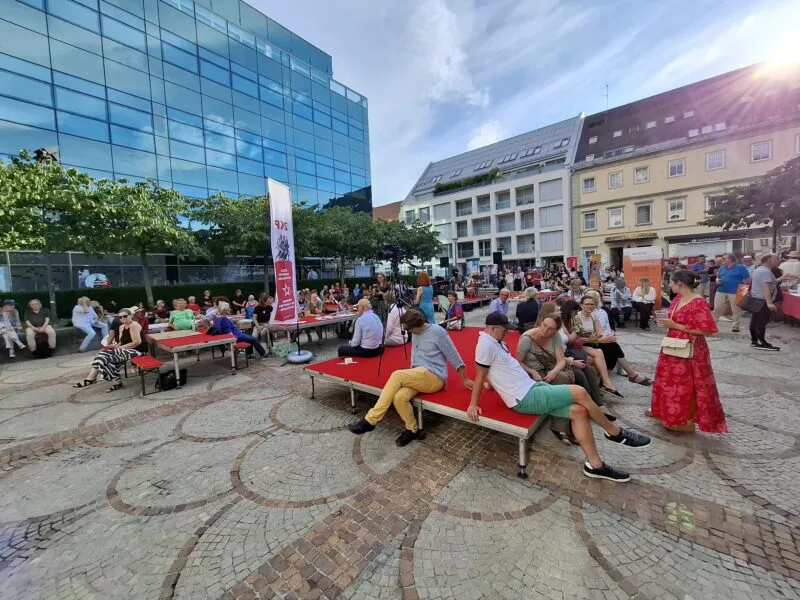 Povzava k prispevku: "Svobodni! Befreit!" Stolniška ploščad